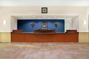 Lobby o reception area sa La Quinta by Wyndham Stonington-Mystic Area