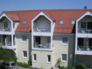 een rij appartementen met rode daken bij Appartementhaus Zum Fuchswirt in Bad Füssing