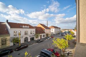 The surrounding neighborhood or a neighborhood close to a szállodákat