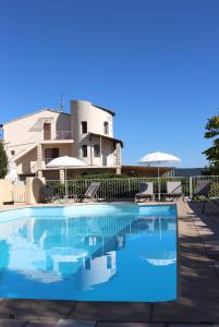 ein großer Pool vor einem Haus in der Unterkunft Hôtel de Vacances de la Vignasse in Chandolas