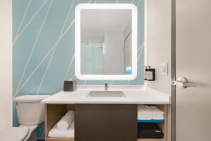 avid Hotel - Toronto - Vaughan Southwest, an IHG Hotel 욕실