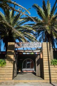 un edificio con un cartello che legge Ray Talias Key Palms di Las Palmas Beach Hostel a La Paloma