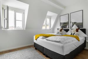 Giường trong phòng chung tại limehome Passau Angerstraße