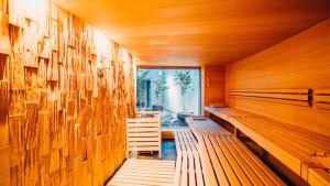 sauna con panche in legno e finestra di Peaks Place Apartments & SPA a Laax