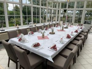 Un restaurante u otro lugar para comer en Altes Kasino Hotel am See