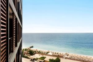 vista sull'oceano da un edificio di Wyndham Garden Ajman Corniche ad Ajman