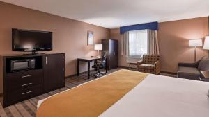 Televisyen dan/atau pusat hiburan di Best Western Providence Warwick Airport Inn