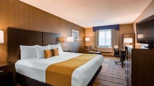 Katil atau katil-katil dalam bilik di Best Western Providence Warwick Airport Inn