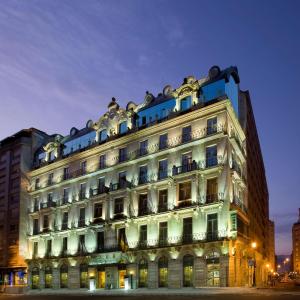 um edifício iluminado numa cidade à noite em NH Collection Vigo em Vigo