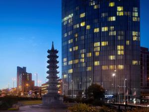 una estatua delante de un edificio alto en Radisson Blu Hotel, Birmingham en Birmingham