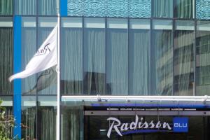 uma bandeira branca em frente a um edifício em Radisson Blu Hotel, Birmingham em Birmingham