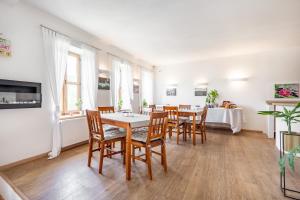 een eetkamer met een tafel en stoelen bij Penzion Quest in Loket