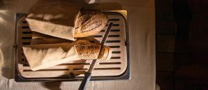 zwei Scheiben Brot auf einem Regal im Ofen in der Unterkunft Hotel Galli in Livigno