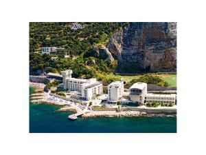 Towers Hotel Stabiae Sorrento Coast في كاستيلاماري دي ستابيا: اطلالة جوية لمنتجع على الماء