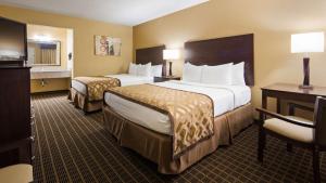 een hotelkamer met 2 bedden en een bureau bij Best Western Green Tree Inn in Clarksville