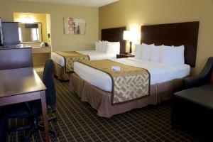 een hotelkamer met 2 bedden en een bureau bij Best Western Green Tree Inn in Clarksville