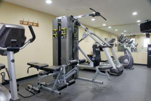 een fitnessruimte met verschillende loopbanden in een kamer bij Best Western Green Tree Inn in Clarksville