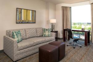 Predel za sedenje v nastanitvi Sheraton Suites Chicago Elk Grove