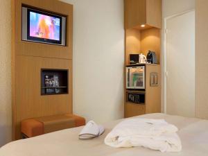 A television and/or entertainment centre at Novotel Roissy Saint Witz