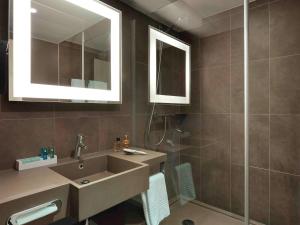 A bathroom at Novotel Roissy Saint Witz