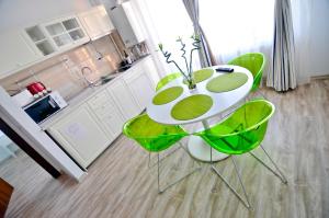 Una cocina o kitchenette en Summerland Happy Blue Apartments