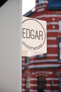 Ett certifikat, pris eller annat dokument som visas upp på Edgar Guesthouse