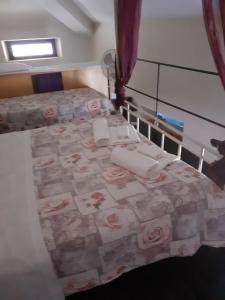 um quarto com uma cama com uma colcha com rosas em Romeo and Juliet Apartaments em Bérgamo