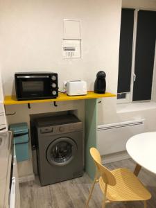 Una cocina o kitchenette en Chez Julien: appartement confort plein centre