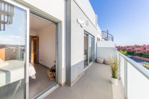 Balkon atau teras di MEDANO4YOU The Casa Celou Penthouse