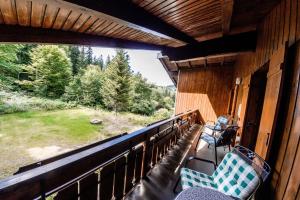 un portico con due sedie e vista su un cortile di Apartments Haus Martin a Bayerisch Eisenstein