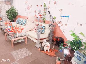 sala de estar con sofá y algunas plantas en Yoshidoku Inn - Domome1吉德旅館1ドーム前近USJ 直达難波4分心斋桥6分关西機場, en Osaka