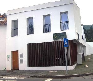 un edificio blanco con una puerta delante en Atlantic 3 Bicas - Furnas, en Furnas