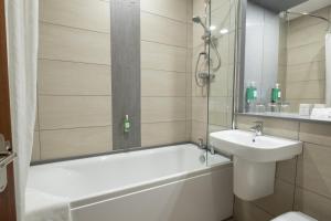 Kamar mandi di Pitbauchlie House Hotel - Sure Hotel Collection by Best Western