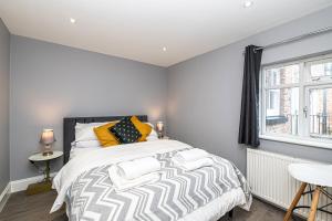 En eller flere senge i et værelse på The POPULAR Chester Racecourse Apartments, Sleeps 4, FREE Parking