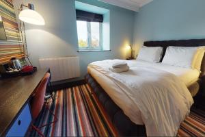 Ліжко або ліжка в номері Village Hotel Manchester Cheadle