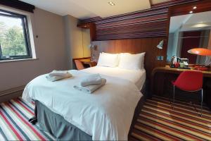 Ліжко або ліжка в номері Village Hotel Manchester Cheadle