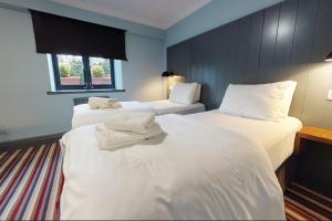 Ліжко або ліжка в номері Village Hotel Manchester Cheadle