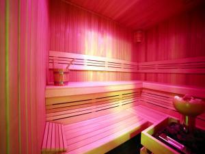 een roze sauna met een bank in een kamer bij Hotel Gorczowski Katowice Chorzów in Chorzów