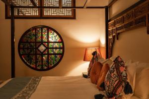 um quarto com uma cama com um vitral em Hotel Penaga em George Town