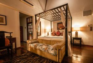 um quarto com uma cama de dossel num quarto em Hotel Penaga em George Town