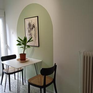 une salle à manger avec une table, des chaises et une plante dans l'établissement Dogu 2, à Thessalonique