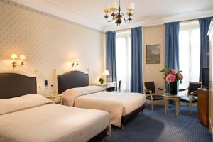 A bed or beds in a room at HOTEL DU PRINTEMPS