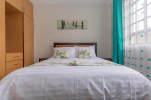 Kama o mga kama sa kuwarto sa Fully furnished 1-bedroom Apartment in Eldoret