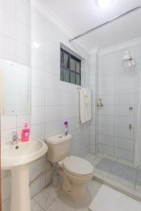 Bathroom sa Fully furnished 1-bedroom Apartment in Eldoret