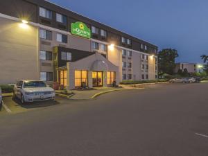 um hotel com um carro estacionado em frente em La Quinta by Wyndham Warwick Providence Airport em Warwick