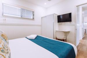 Giường trong phòng chung tại Woolgoolga Beach Holiday Park