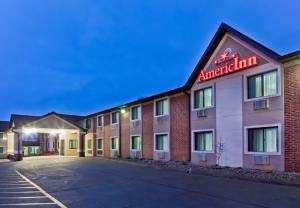 une vue de devant d'un hôtel avec un parking dans l'établissement AmericInn by Wyndham Council Bluffs, à Council Bluffs