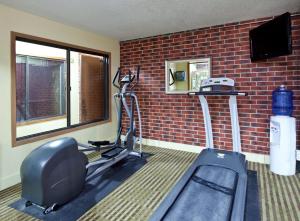 une salle de sport avec un mur en briques dans l'établissement AmericInn by Wyndham Council Bluffs, à Council Bluffs