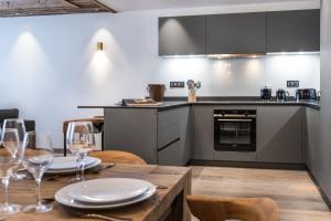 een keuken en eetkamer met een tafel en stoelen bij Alaska Lodge by Alpine Resorts in Val dʼIsère