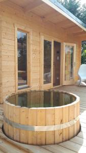 Piscina de la sau aproape de Gîte "Le Mesminois" établissement avec espace bien-être et sauna